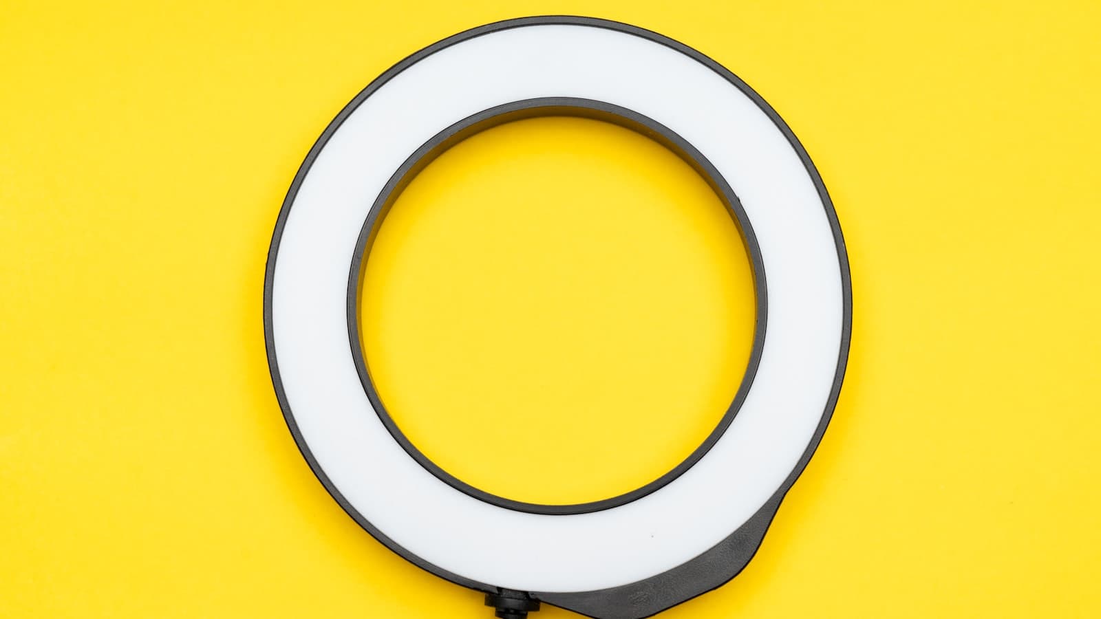 Content creation set with ring light